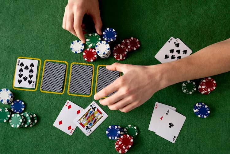 Người cầm bộ bài poker thắng với nụ cười rộn ràng